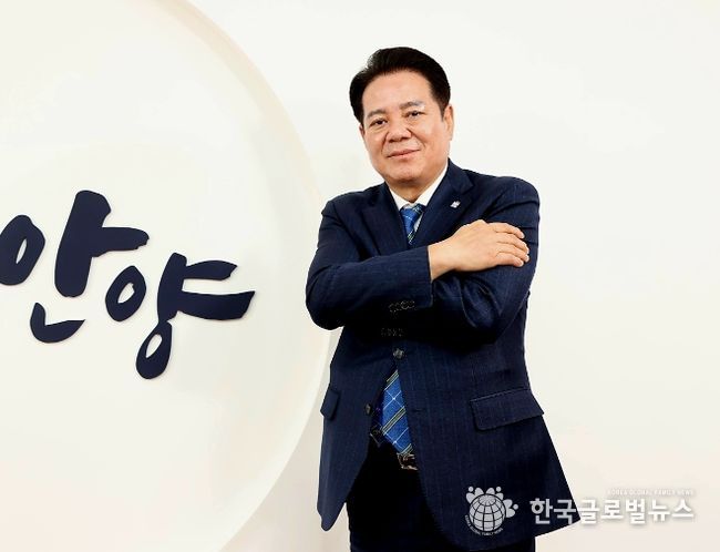 최대호 안양시장이 8일 세계 여성의 날을 맞아 ‘공정을 포용하라 캠페인’에 참여했다.