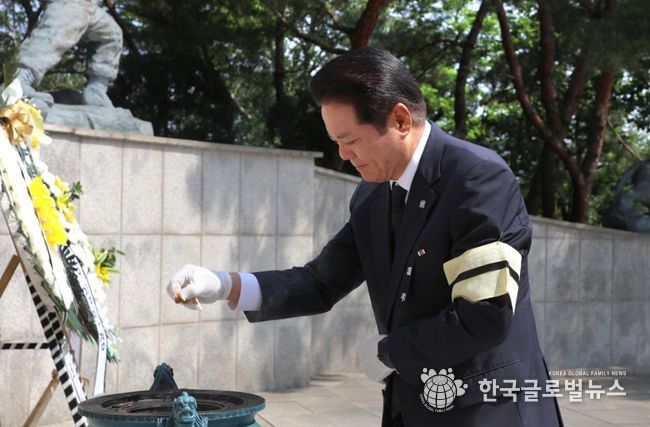 최대호 안양시장이 6일 만안구 현충탑에서 열린 제68회 안양시 현충일 추념식에 참석했다