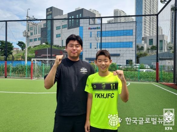 염기훈주니어축구클럽 권혁진 총감독(왼쪽)과 염선우(오른쪽).