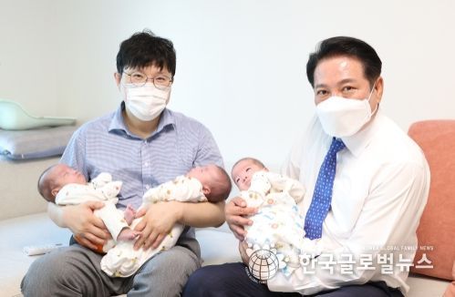 최대호 안양시장, 세쌍둥이 출산 가정 축하 방문