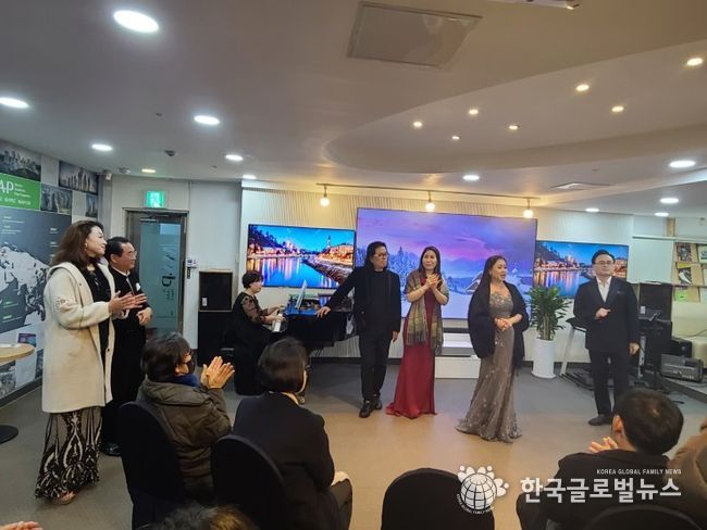 살롱 콘서트 무대에서 함께 뛰는 성악가들