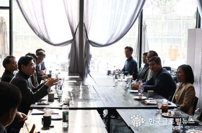 이상일 용인특례시장이 지난 20일 김희정 용인교육지원청 교육장과 각 기관의 소통과 협력을 강화하는 방안을 논의하는 간담회를 마련했다.