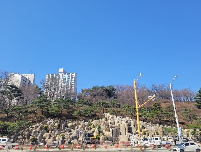 철죽폭포 자연스럽게 물이 흐르는 디자인으로 바꿔