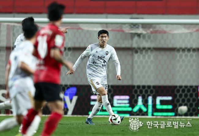 지난 3일 서울전에서 김천상무 김봉수가 드리블을 하고 있다.