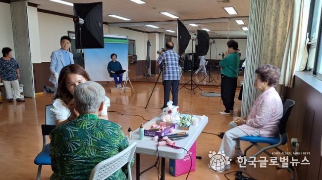 군포시 군포1동 지역사회보장협의체, 건강백세 장수사진 행사 개최