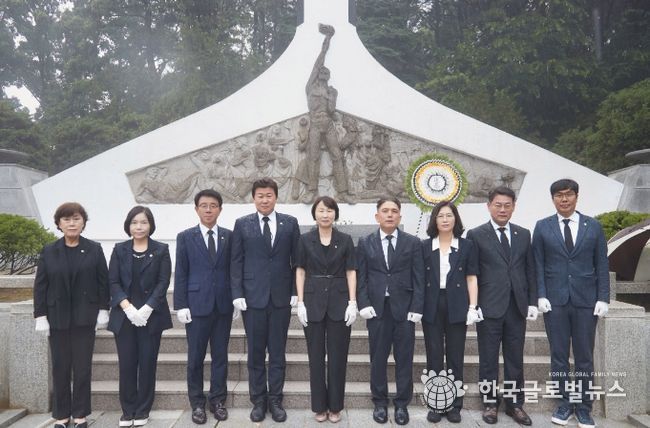 용인특례시의회, 현충탑 참배하며 제9대 후반기 활동 시작