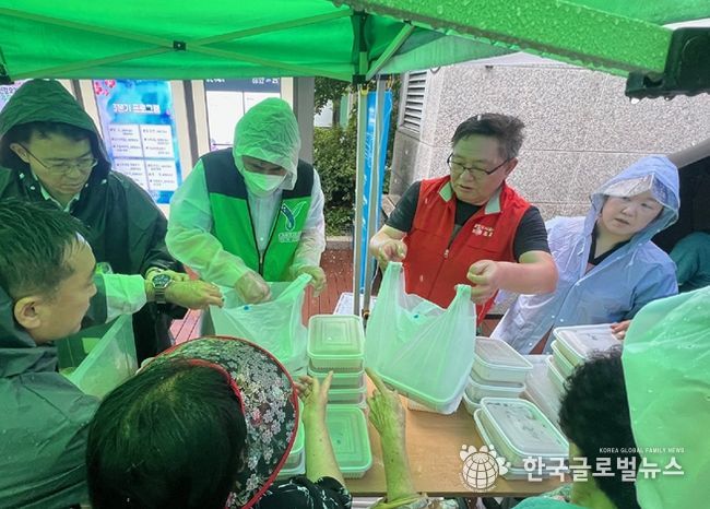 용인도시공사 신경철 사장, 용인도시공사노동조합 양희정 위원장이 삼계탕을 지역 어르신들께 전달