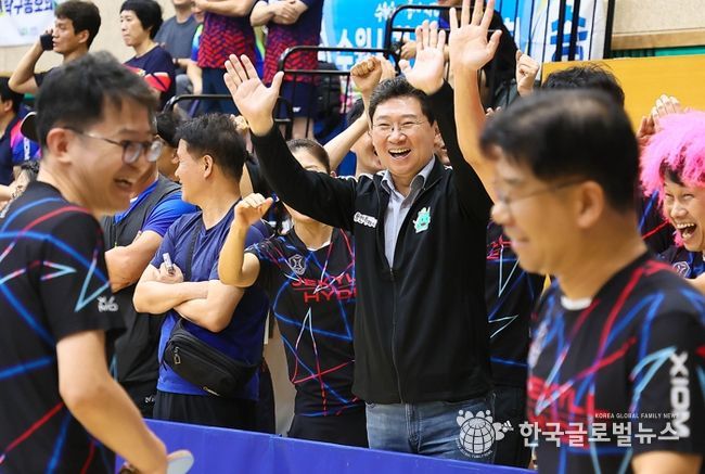 이상일 용인특례시장이 9월 20일 열린 '제22회 경기도 공무원 친선 체육대회' 탁구 경기장에서 공직자들을 응원하고 있는 모습.