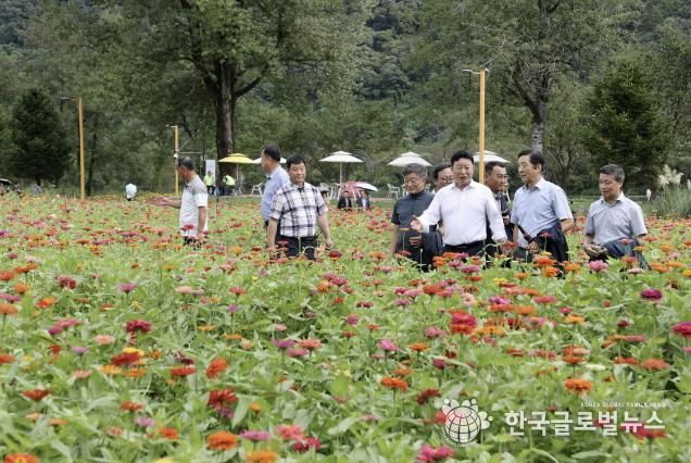 서태원 군수 등이 지난9월 14일 개막식 날 꽃정원을 둘러보고 있다