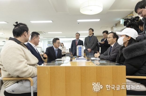 김동연 경기도지사, 설렁탕집 기자회견 이어 치킨·생선구이집 사장님 금융민원 상담