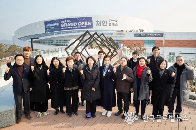 용인특례시의회 의원들이 처인휴게소 앞에서 기념촬영을 하고 있다.