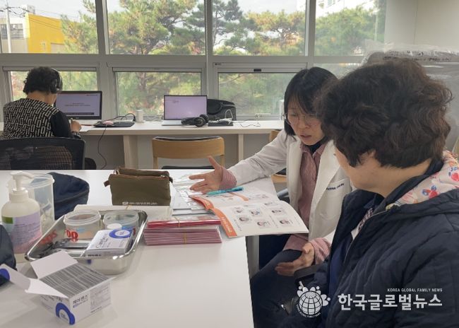 마음건강카페에서 진행한 찾아가는 고혈압·당뇨병 교육에서 워크북을 활용한 영상 교육과 1:1 맞춤형 건강 상담이 진행 중이다.