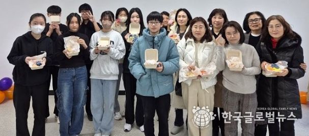 광명시 광명5동 청소년지도협의회는 지난 25일 광명5동 행정복지센터 대회의실에서 청소년지도협의회 위원들과 관내 청소년 9명이 참여한 가운데 비누 만들기 행사를 개최했다.