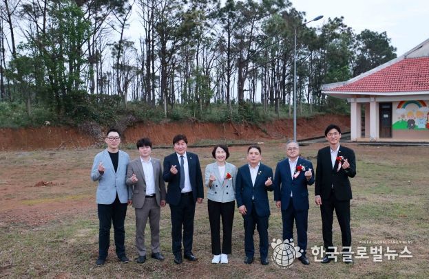 베트남 꽝남성 땀끼시에 건립될 용인 스마트 디지털도서관 부지에서 의원들이 기념촬영을 하고 있다. 왼쪽부터 강영웅 의원, 박병민 의원, 김진석 자치행정위원장, 유진선 의장, 이창식 부의장, 김길수 의원, 박인철 의원