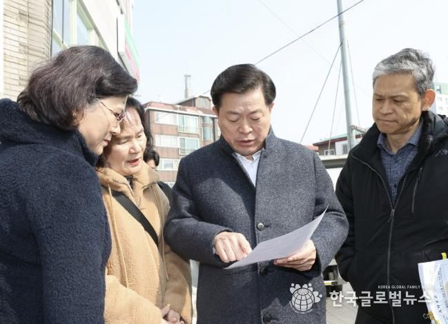 박승원 광명시장이 지난 10일 소하2동을 방문해 민원 현장을 점검하고 있다.