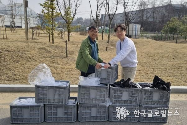 화성시농업기술센터 관계자가 관내 딸기농가에 딸기 우량묘를 전달하고 있다