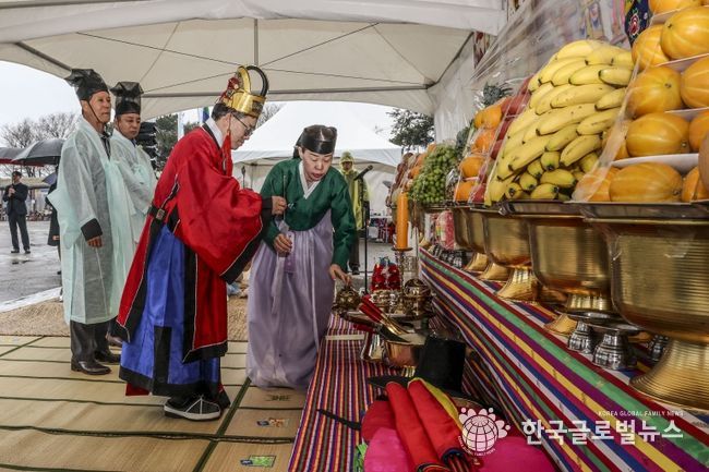 조승문 화성특례시 제2부시장이 5일 풍어제에 참석해 제례를 올리고 있다