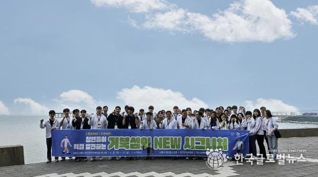 거북섬에서 지역과 연계한 프로젝트를 구상하는 시흥청년들