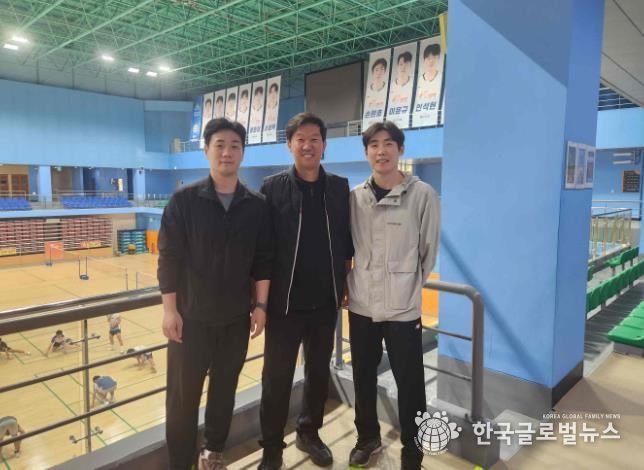 밀양시 배드민턴 전용 경기장에서 국가대표팀 코치 선발 기념 촬영을 하고 있다(왼쪽부터 밀양시청 배드민턴팀 정의석 코치, 손승모 감독, 손완호 선수)