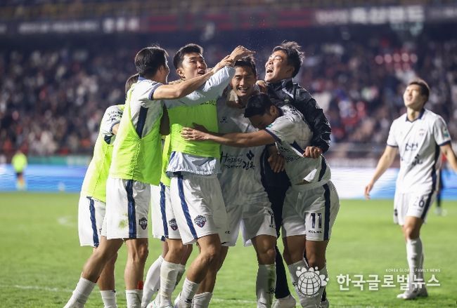 5월 2일 포항 원정에서 김천상무 박상혁이 득점 후 동료들과 기쁨을 나누고 있다