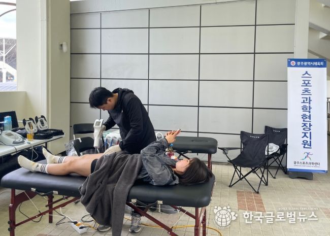 광주광역시체육회 스포츠과학연구원 직원이 제54회 소년체전 사전경기에 출전한 육상선수에 대한 현장 밀착지원을 하고 있다(광주시체육회 제공).