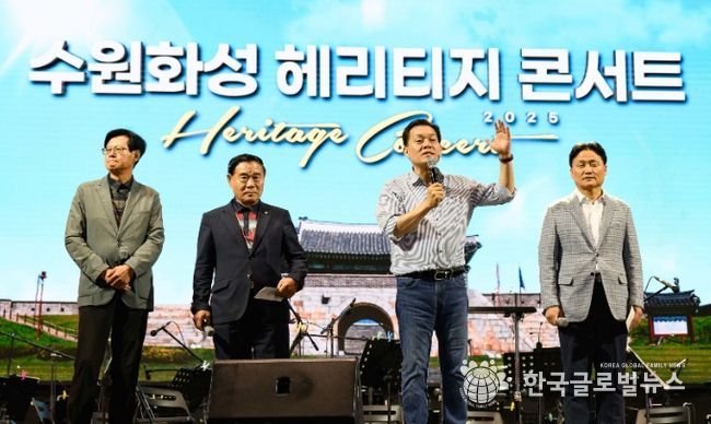 이재준 수원시장이 무대에서 시민들에게 인사하고 있다.