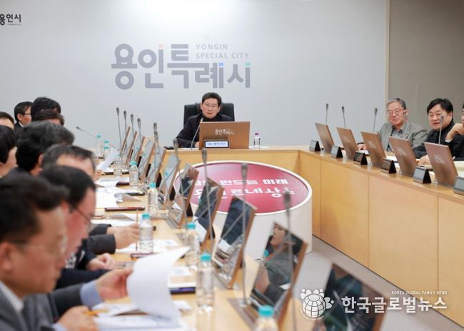 이상일 시장이 시청 영상회의실에서 간부회의를 열어 공직기강 확립 등을 강조하고 있다.