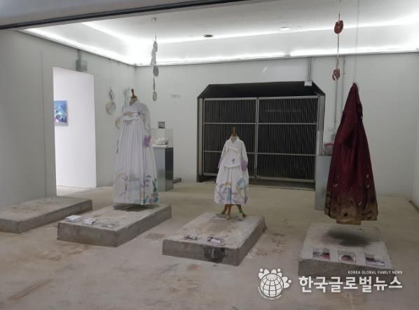 맑은물상상누리 비포어에서 진행 중인 한복그래피티 전시