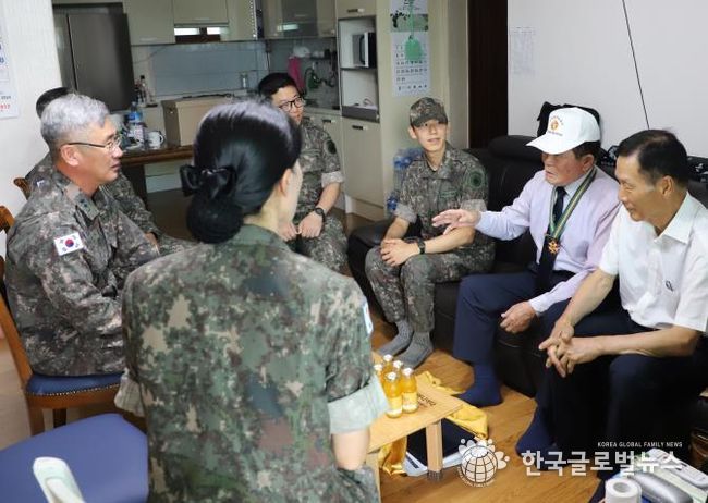 육군 제2신속대응사단, 2사단 출신 귀환 국군 포로 및 양평지역 6·25 전쟁 참전용사분들께 희망 박스 전달