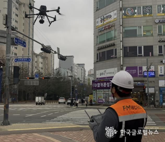 시흥시가 세계 최초로 드론과 인공지능(AI)을 결합한 옥외광고물 안전 점검 실증을 진행하고 있다