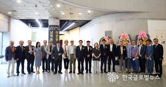 14일 오후 경기도박물관에서 열린 경기도박물관 ‘여운형:남북통일의 길’ 전시 개막식에서 김동연 경기도지사 및 주요내빈 등이 기념촬영을 하고 있다.