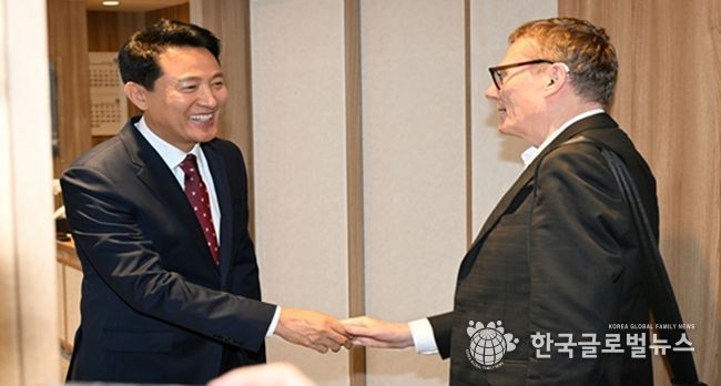 오세훈 서울시장이 21일 오전 서울시청에서 열린 '지속가능한 번영을 위한 길' 특별대담에 앞서 노벨경제학상 수상자 제임스 로빈슨 미국 시카고대학교 교수와 인사하고 있다.