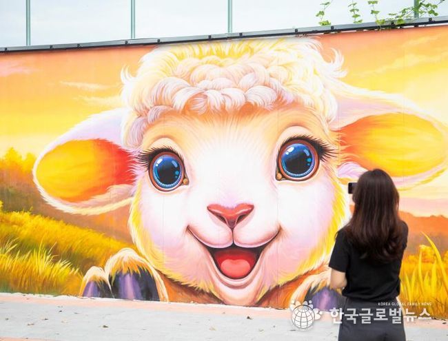 작품이 된 공사장 가림막 … 평택호에서 만나는 예술 산책