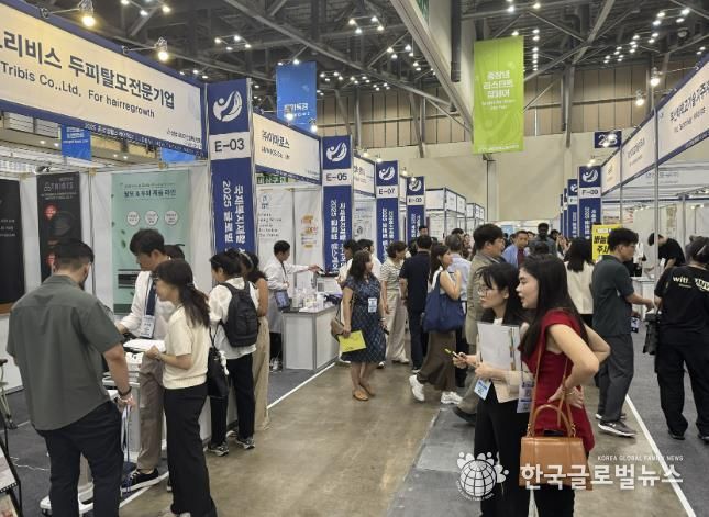 방문객들이 부산 벡스코에서 열린 ‘2025 글로벌헬스케어위크’ 성남공동관을 둘러보고 있다.