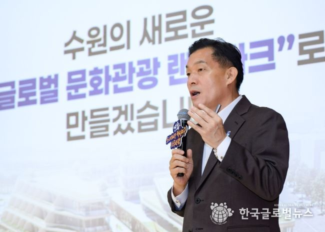이재준 시장은 영화동 주민들에게 2025년 상반기 도시재생 혁신지구 국가시범지구 공모 선정 결과를 발표하고 있다.