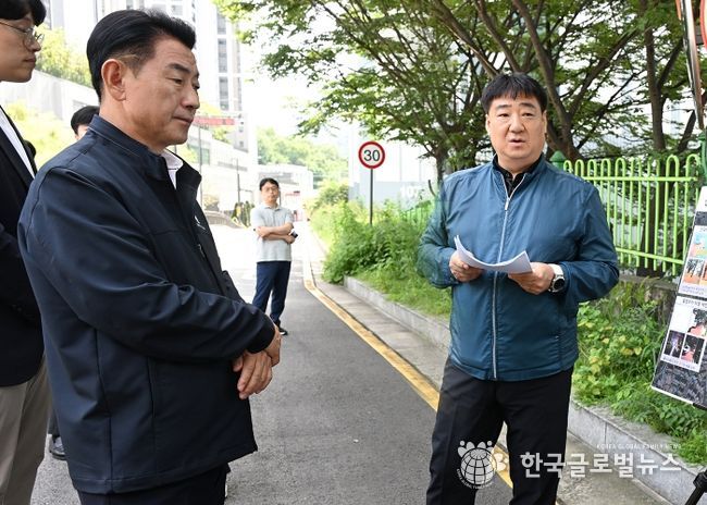 김동근 시장이 9월 22일 신곡동 파크프라임아파트 일대를 방문해 주민들이 제기한 생활불편 사항을 점검하고 있다.