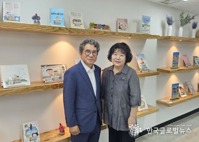 수정도서관 작가양성독서회에서 작가로 등단한 최규철(왼쪽)씨가 최명숙 강사와 기념 촬영을 하고 있다.