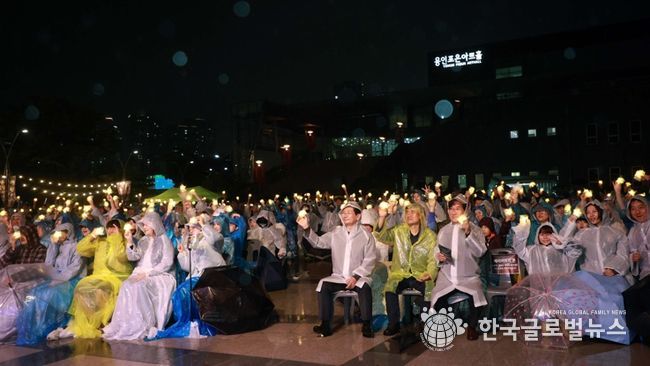 이상일 용인특례시장은 10일 저녁 포은아트홀 문화광장서 열린 '가을별빛 콘서트'에 참석해 시민들과 공연을 함께했다