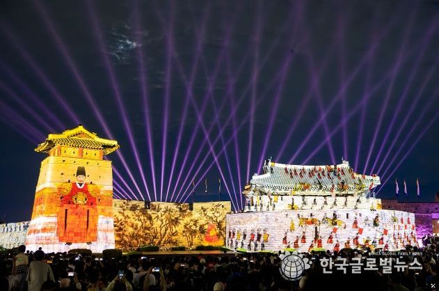 화서문에서 미디어 아트 공연이 펼쳐지고 있다.