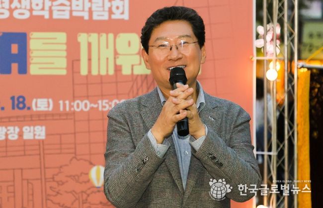 이상일 용인특례시장은 17일 '제6회 평생학습박람회'에 참석해 인사말 하고 있다