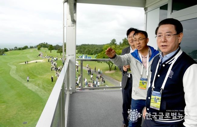 김영록 전라남도지사가 지난 18일 해남 파인비치CC에서 열리고 있는 ‘LPGA BMW 레이디스 챔피언십’ 대회장을 방문해, 대회 운영 상황을 살피고 있다.