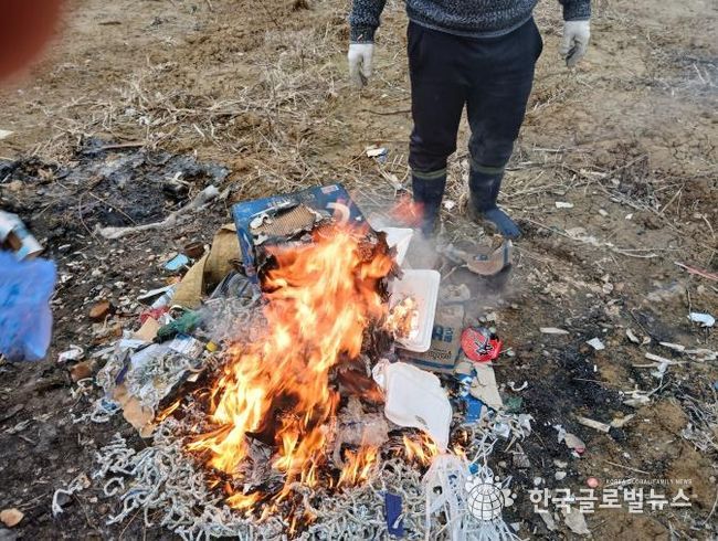 대부도 쓰레기 불법소각 현장 단속 사진.