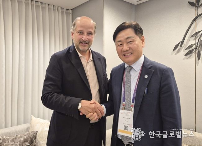 20일 시그니엘 서울호텔에서 열린 '세계올림픽도시연맹 총회' 의 연계행사인 ‘스마트시티&스포츠 서밋’에 참석한 김관영 도지사가 그레고리 주노드 세계올림픽도시연맹회장(스위스 로잔 시장)과 면담을 갖고 있다