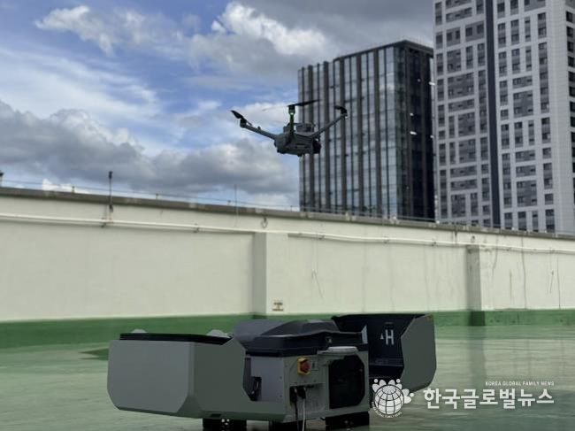 무인 자율비행 시스템 드론 스테이션과 드론 사진