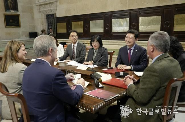 이상일 용인특례시장이 지난해 2월 22일 스페인 세비야 시청을 방문해 호세 루이스 산즈 시장과 우호교류의향서를 교환한 뒤 시 관계자들과 교류 협력 방안을 논의하는 모습