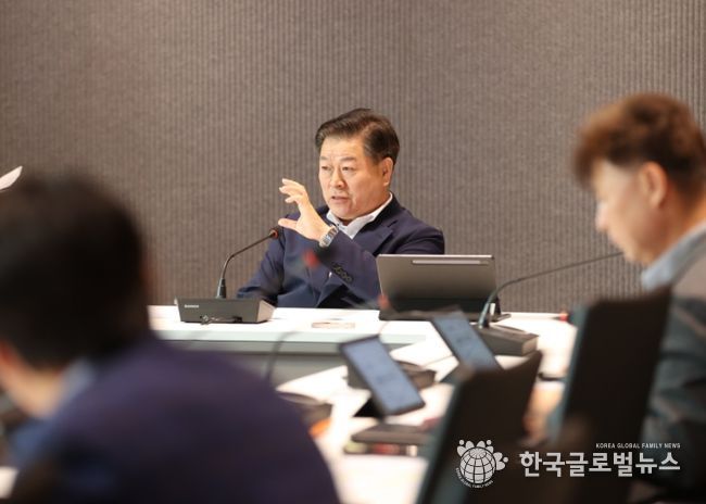 박승원 광명시장이 21일 오전 시청 컨퍼런스룸에서 열린 '광명형 돌봄통합지원 시범사업 추진기반 강화 보고회'에 참석해 발언하고 있다.