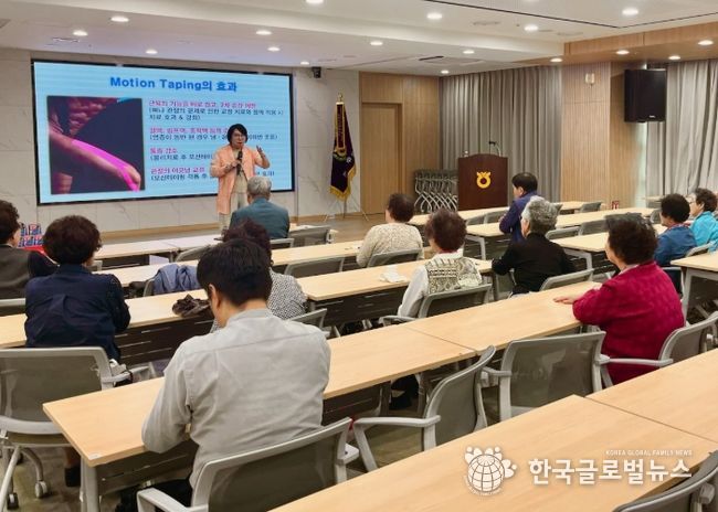 지난 17일 광명농협 대회의실에서 '내·오 기억캠퍼스' 인지건강 프로그램을 진행하고 있다.