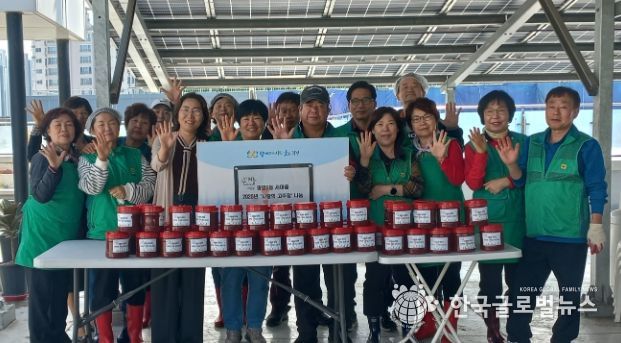 광명시 광명5동 새마을지도자협의회·부녀회는 지난 20일 관내 어려운 어르신들을 돕기 위해 ‘고추장 나눔 행사’를 열었다.