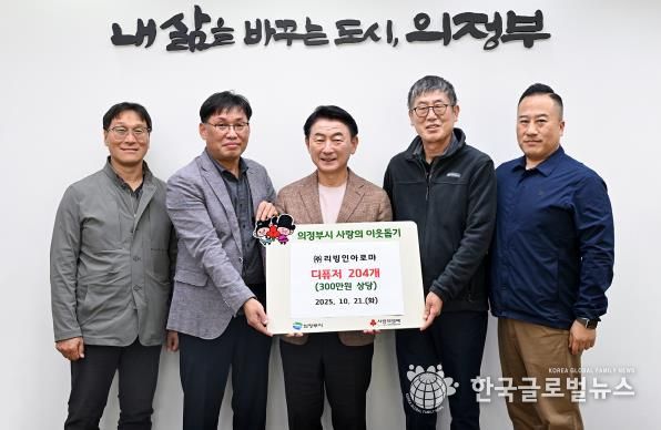 김동근 시장이 10월 21일 시장실에서 열린 ㈜리빙인아로마(대표 이재동)의 디퓨저 전달식에서 함께 기념사진을 찍고 있다.