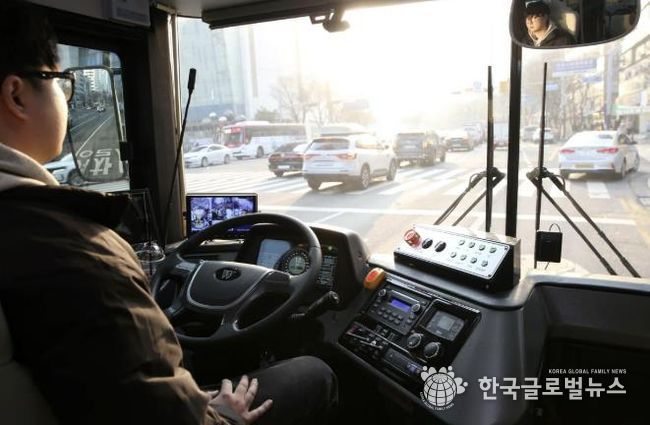 안양시 주야로의 관리자가 핸들에서 손을 떼고 운전석에 앉아 자율주행을 제어하고 있다